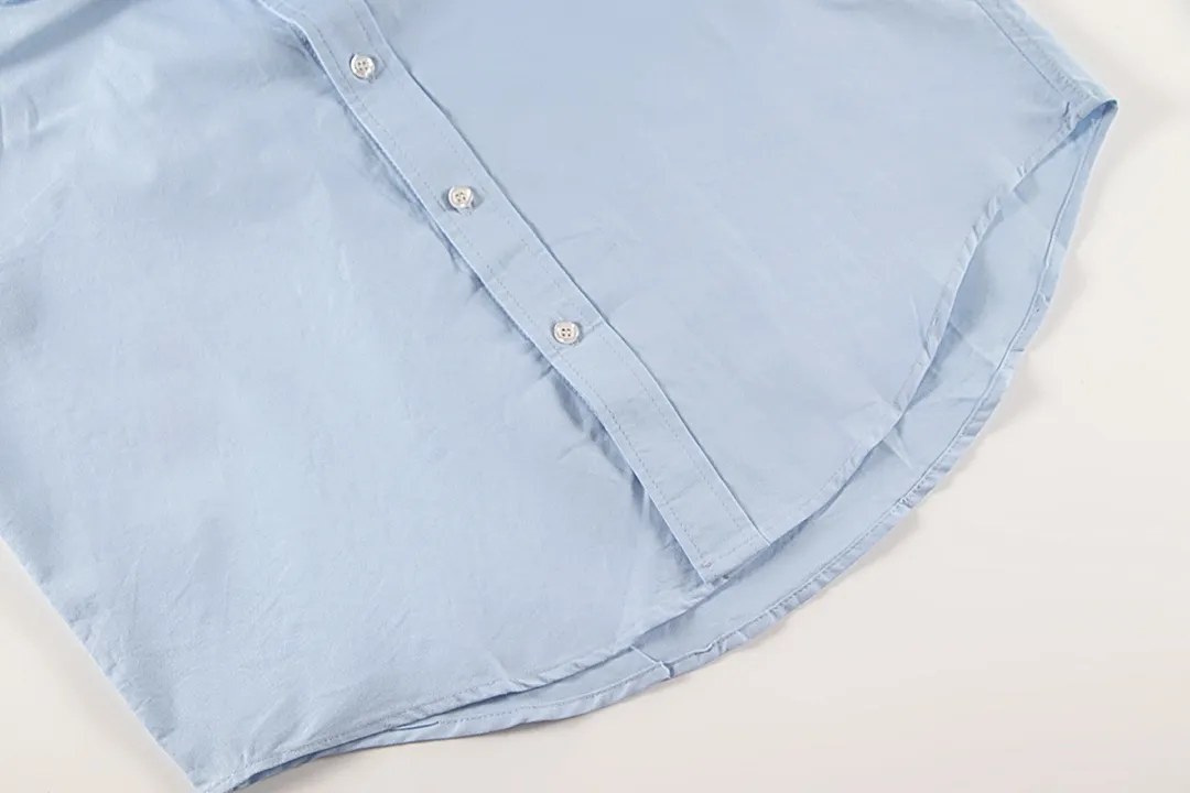 P230 Color: Navy Blue/Original Blue/Original White/Matte Pink/Khaki/Charcoal Gray Size: S M L The texture is tight and soft ✅ - Custom dyed original pearlescent white buttons with different sizes ✅ - Special shaped chiffon foil is included in the collar door tube, which is not easy to deform and pull ✅ - RL classic version of the Oxford shirt. The thick and stiff feeling brought by the Oxford cloth. Wear it alone as an outer layer. It can be worn in all seasons. It is a must-have item for the wardrobe. Start with your eyes closed.